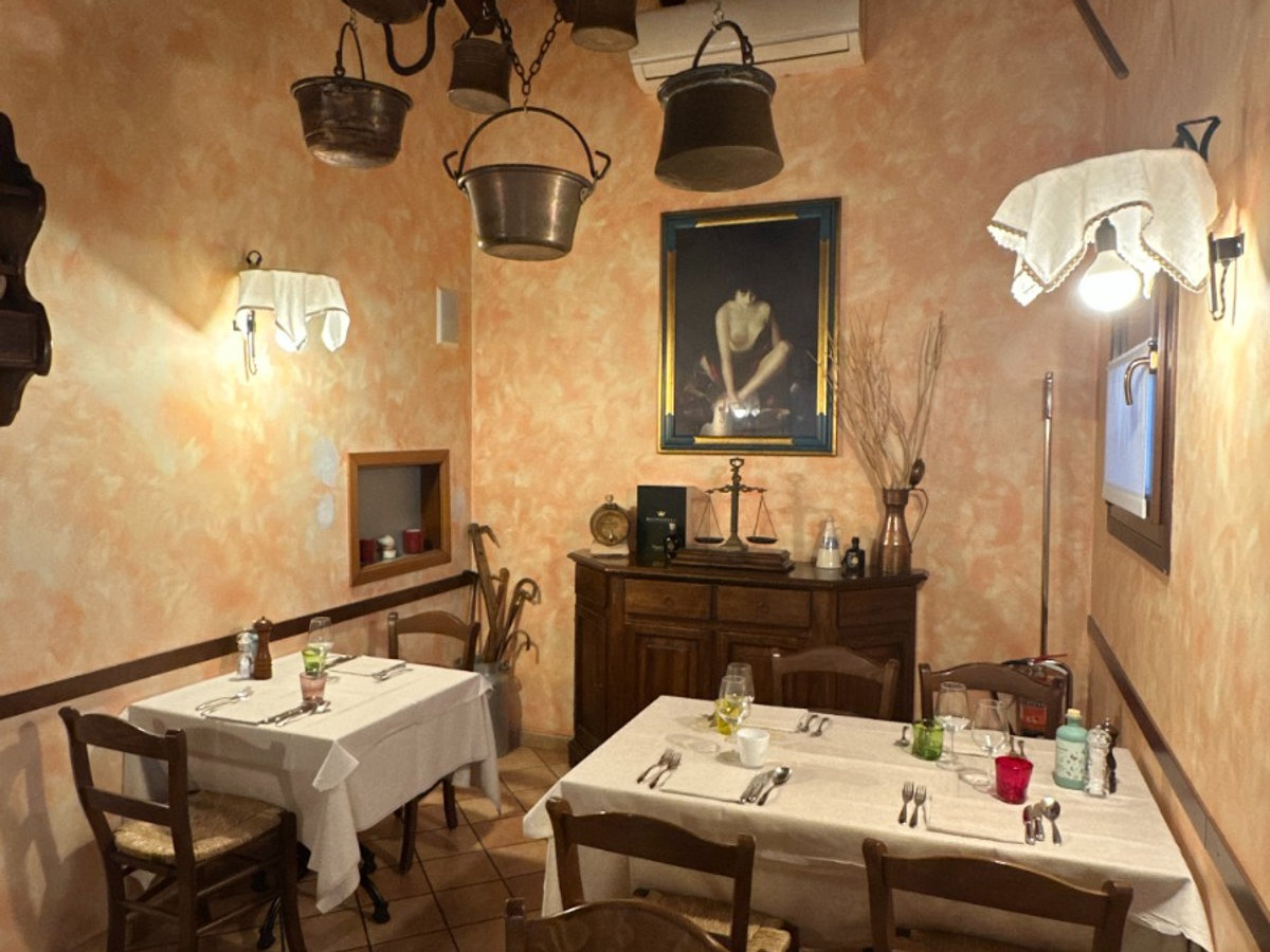 Interno dell'Osteria Pajer – sala con stucco veneziano